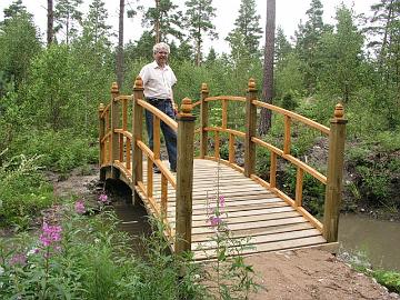 Kaarisillan rakentaja testaa sillan toimivuutta.