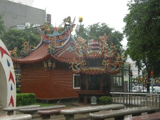 Tein viel� iltap�iv�ll� pienen k�velyretken Tayouanissa. Puistossa oli pieni temppeli.
I still had a short walk in Tayouan in the afternoon. There was a small temple in the park.
