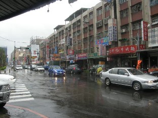 Taifuuni oli selv�sti v�hent�nyt iltap�iv�n ruuhkaa.
The typhoon had clearly slowed down the afternoon traffic.