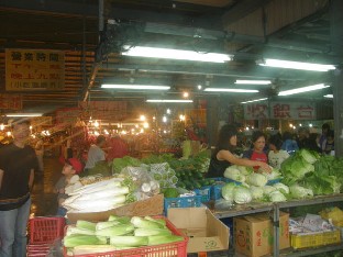 Paikallinen vihannestori.
Local vegetable market.