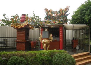 Tayouanin sairaalan puutarhassa oli pieni temppeli.
A small temple in the garden of the Taoyuan hospital.
