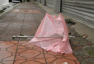 Taifuunin myll�tess� sateenvarjoista ei ollut hy�ty�.
Umbrellas were useless during the typhoon.