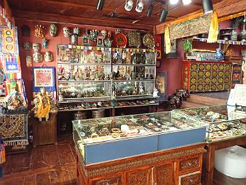 PB142107_1024px Tibetan handicrafts shop