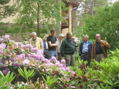 Rhodokerholaisia Osmo Jussilan puutarhassa 2002