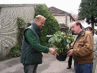 P5075247_Lahjan_luovutus_1024px Osmo Jussila gives Rhododendron variety 'Pekka' to Holger Hachmann Osmo Jussila antaa alppiruusun 'Pekka' Holger Hachmannille