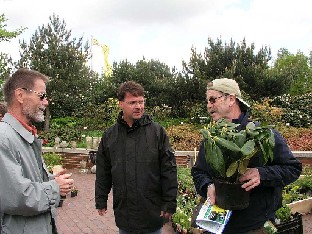 P5065174_aluksi_lahjan_luovutus_1024px Arno Kasvi gives Rhododendron variety 'Pekka' to director Björn Ehsen. Pekka Hautamaa on the left translates to German. Arno Kasvi antaa alppiruusulajikkeen...