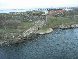 P5105419_Suomenlinna_1024px Passing Suomenlinna, a sea fortress about 4 km southeast of the city center of Helsinki Ohitimme Suomenlinnan, kohta perillä Helsingissä