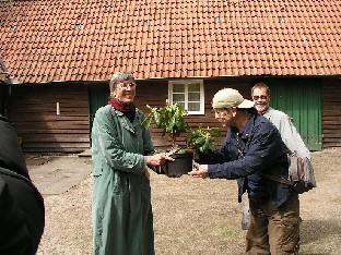 P5055033_Pekan_luovutus_1024px Arno Kasvi gives Rhododendron varieties 'Pekka' and 'Raisa' to Julia Westhoff Arno Kasvi antaa suomalaiset alppiruusut 'Pekka' ja 'Raisa' Julia Westhoffille