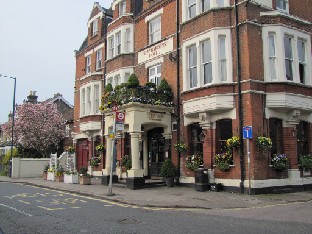 IMG_0396_Kew_Gardens_Hotel I stayed the night at a cozy little hotel close the Victoria Gate of Kew Gardens. Vietin yöni pienessä viehättävässä hotellissa Kew Gardenin Victoria-portin...