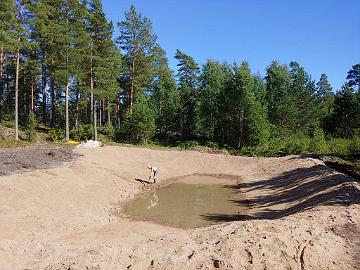 2020-07-15 16.32.15_lammen_hiekan_haravointia_1024px The pond was finished! Now waiting for water. Meanwhile I was raking the sand from twigs and pieces of clay. 15-Jul-2020 Lampi oli valmis! Nyt vaan odotellaan...