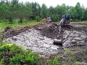 IMG_20200709_145500_1_lammen_kaivuu_1024px The excavation continued into the clay layer. The depth of excavation was set at about 2 meters which meant a water depth of about 1,7 meters. 9-Jul-2020 Kaivuu...