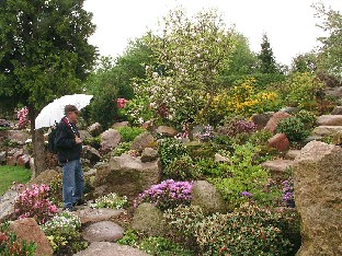 P5121067_Birck_ja_kivikkopuutarha Jens Birck was a good guide in the garden Jens Birck oli hyvänä oppaana puutarhassa