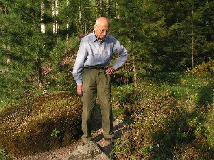 P5090928_Bengt_Kihlman Bengt Kihlman in his garden. Bengt passed away 7 August, 2005. I had chance to meat a great man and he helped me to be acquainted with the Ledum species.