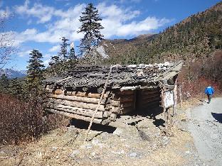 PB131979_1024px A hut on the way to Hongshan, 3610 m