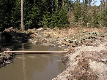 P4300272_sillan_veto_veden_yli Sillan rungon saaminen paikalleen oli hankalaa. Painavan sillan toinen pää romahti lammen pohjaan ja silta piti kiskoa ylös köyden avulla saareen.<br><br>