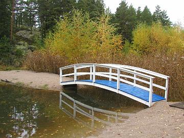 PA111052_silta_light_mod Kaarisilta mahdollistaa kulun hiekkarannan pieneen saareen.<br><br>
