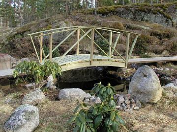 P5082079_uusi_silta_puutarhaan Rhodopuutarhan kaarisilta varhain toukokuussa 2003 ennen kasvukauden alkua.<br><br>