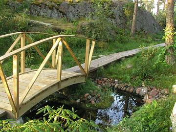 P8020629_alalampi_ja_silta Kaarisilta pienen lammen yli rhodopuutarhassa.<br><br>