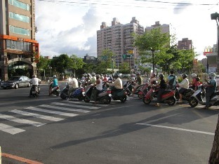 P9114023_Taoyuan_aamuliikennetta Morning traffic in Tayouan on 11th September. No sign of the typhoon yet. Aamuliikennettä Tayouanissa 11. syyskuuta. Ei vielä merkkiä taifuunista.