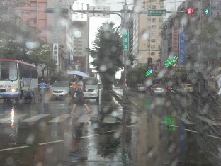 P9124037_Taifuuni_Sinlaku_tuo_sadetta_ensin Rain ahead of the typhoon. Sadetta taifuunin edellä.