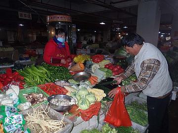 PB071283_1024px Tom buying vegetables for us