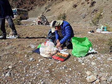 PB091508_1024px Tom preparing the daily lunch for us, 4155 m