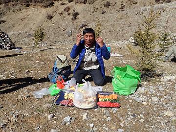 PB091511_1024px Tom preparing the daily lunch for us, 4155 m