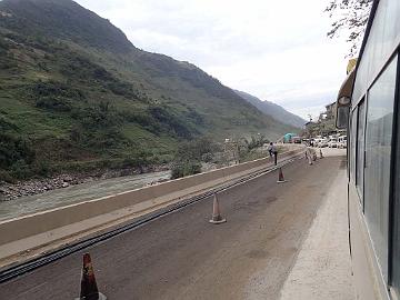 PA310572_1024px Road along the Salween river. A stop caused by road work.