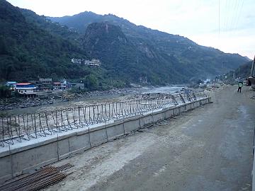 PA310575_1024px The over 200 km long road from Liuku to Gongshan was under construction. Our next stop was in Fugong for the night.