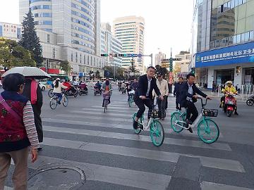 PB152114_1024px Kunming, bicycles and electric scooters were very common