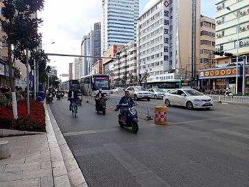 PB152117_1024px Traffic in Kunming