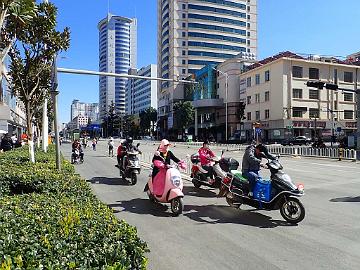 PB162193_1024px Traffic in Kunming