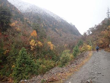 PB061138_1024px Snow was on high altitudes but down in the valley at 3100 m the mountain road was clear.