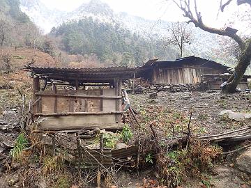 PB061195_1024px Another hut and a shellter for pigs?