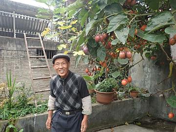 PB061219_1024px By chance two of us came in Badi to the beautiful home of one of our drivers. The father gave us delicious fruits from the tree.