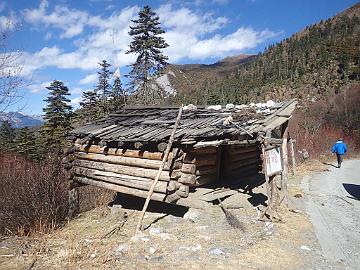 PB131979_1024px A hut on the way to Hongshan, 3610 m