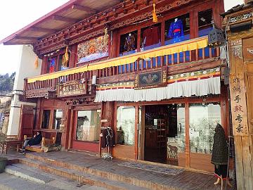 PB142105_1024px Tibetan handicrafts shop in Shangri-La