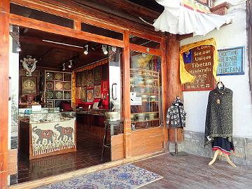 PB142106_1024px Tibetan handicrafts shop