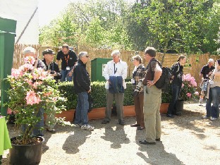 P5218497_mm_Peter_Norris_Bruce_ja_Marianne_Feller_Osku_ja_Latvian_tytot Waiting for the tours to start