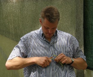 P5238873_Timo_Schroder_varttaa Timo Schröder shows how to make a graft