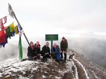 IMG_1492_five_of_us_climbed_to_Dzongri_top_4171m_160505 Five of our group reached Dzongri top five o'clock in the morning, 4171 m (05:14)