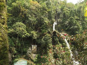 IMG_1591_Waterfalls_Gangtok-Lachen_1700m_160508 Waterfalls on the drive from Gangtok to Lachen, 1700 m (09:51)