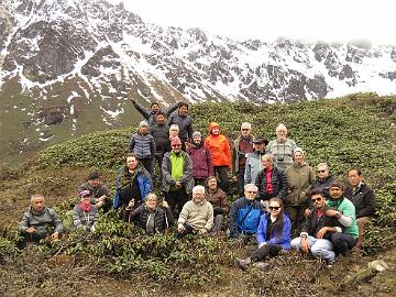 IMG_1774_Group_photo_on_the_road_from_Thangu_to_Muguthang_4200m_160509 Group photo of us all, Thangu - Muguthang 4200 m (12:35)