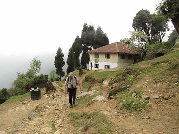 IMG_1320_Bakhim_2740m_16050 Trekking past the Forest Rest House at Bakhim 2740 m (11:03)