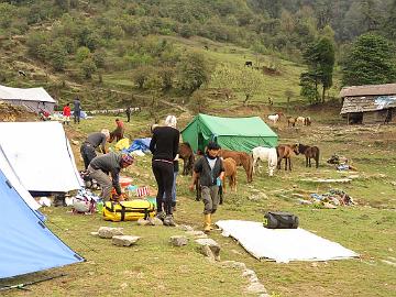 IMG_1395_morning_at_Tshoka_2985m_160504 Packing in the morning for the day's trek in Tshoka (05:51)