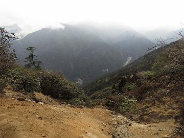 IMG_1448_close_to_Dzongri_3800m_160504 View from trail, Tshoka - Dzongri 3800 m (13:38)