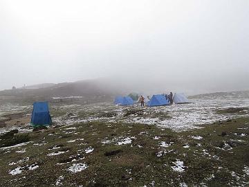 IMG_1472_Dzongri_camp_4060m_160604 Aririving at Doring camp site at Dzongri, 4060 m (16:43)