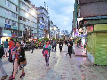 IMG_1588_Gangtok__1650m_160507 Mahatma Gandhi Marg (Street) in Gangtok in the evening (17:24)