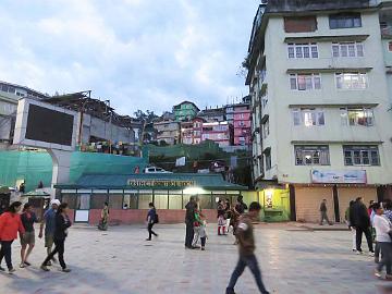 IMG_1589_Gangtok_160507 Mahatma Gandhi Marg (Street) in Gangtok in the evening (17:25)