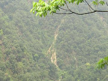 IMG_1217_trek_Yuksam-Sachen_160502 View from the trail to the river in the valley (09:41)